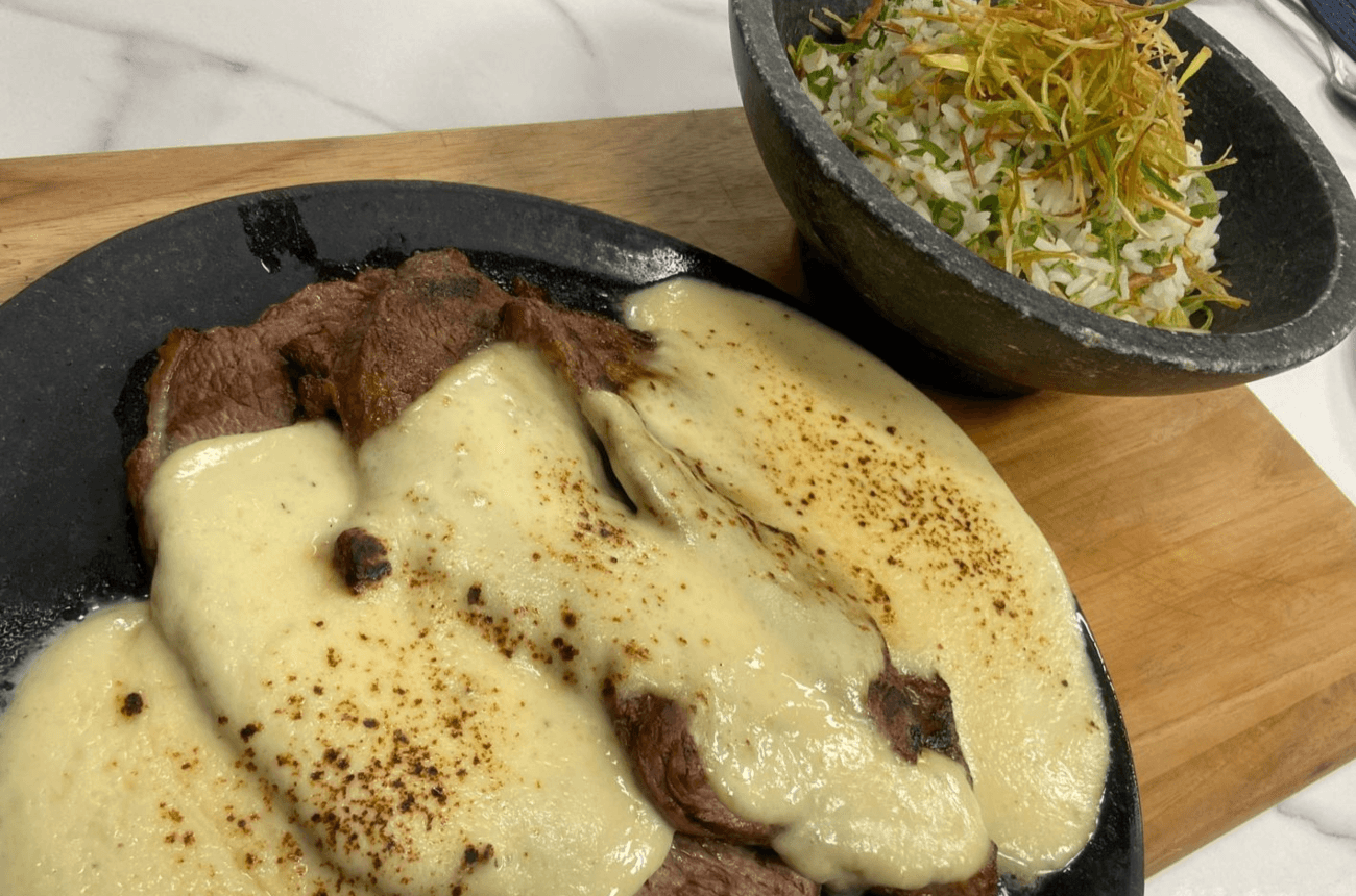 Alcatra ao molho de queijos e arroz com alho-poró crocante | Band Receitas