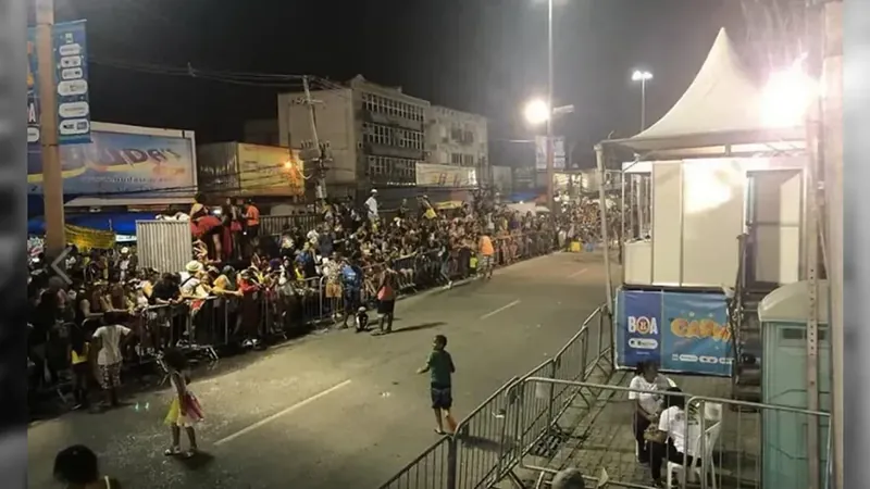 Desfile de carnaval na Intendente Magalhães 