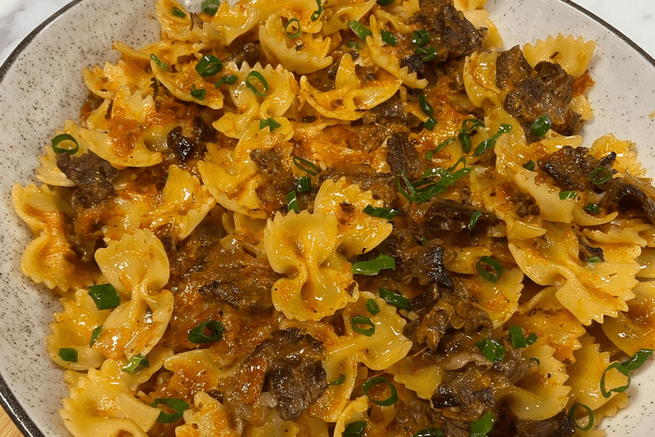 Farfalle com tirinhas de acém | Band Receitas