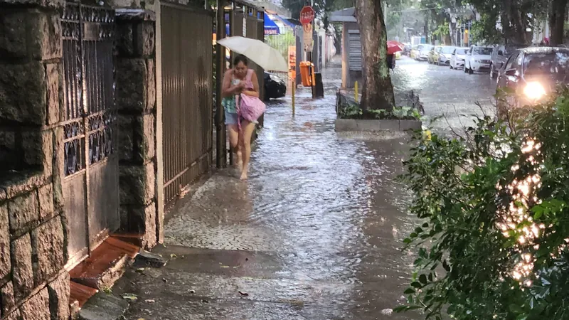 Forte chuva no Rio de Janeiro deixa cidade em estagio de mobilização