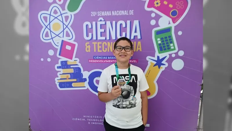 Menino de nove anos que descobriu asteroides busca bolsa para curso de inglês