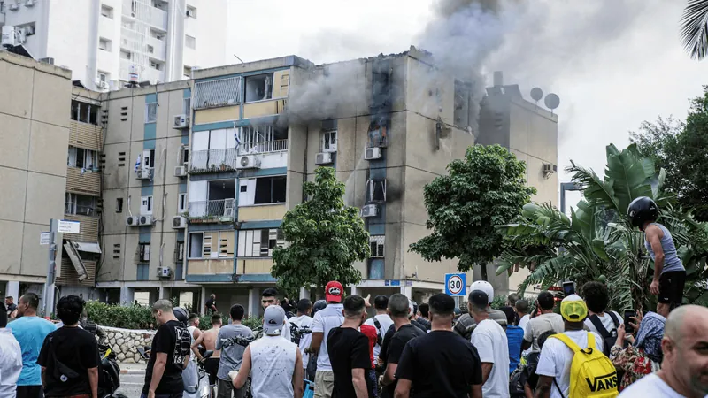 Foguete atinge prédio em Tel Alviv e deixa 3 feridos; Hamas assumiu ataque