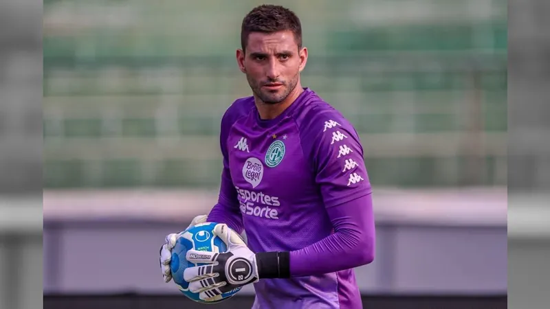 Goleiro Pegorari se prepara para duelo contra Botafogo-SP