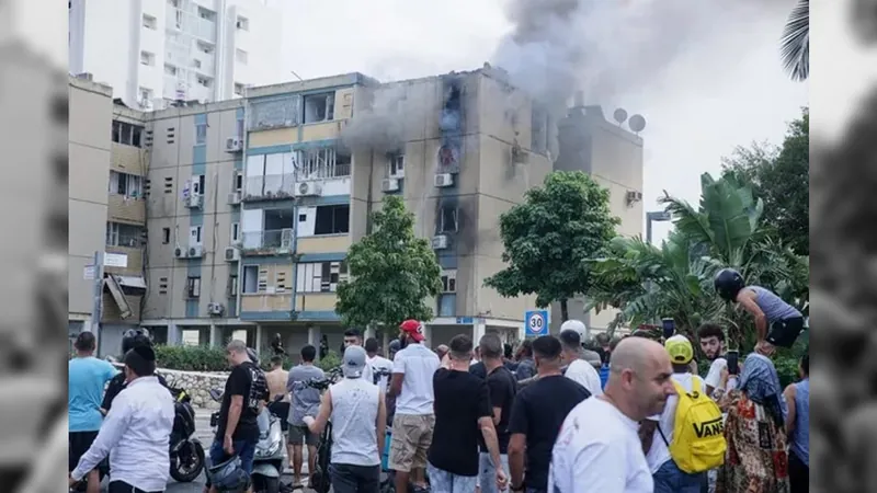 Bomba atinge prédio residencial em Tel Aviv e deixa 3 pessoas feridas