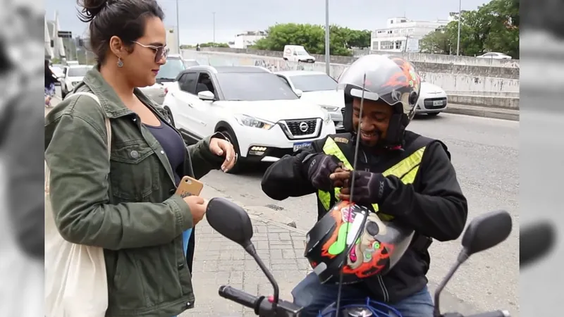 Serviço de moto por aplicativo faz sucesso e é alternativa para driblar trânsito