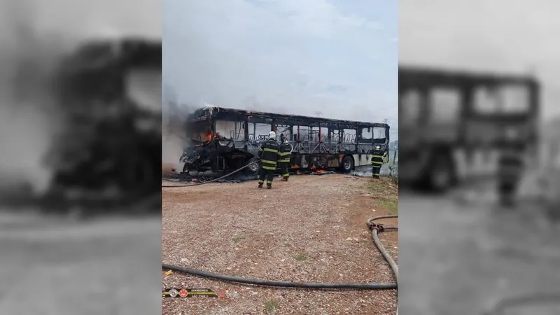 Ônibus do transporte público pega fogo em garagem de São José dos Campos