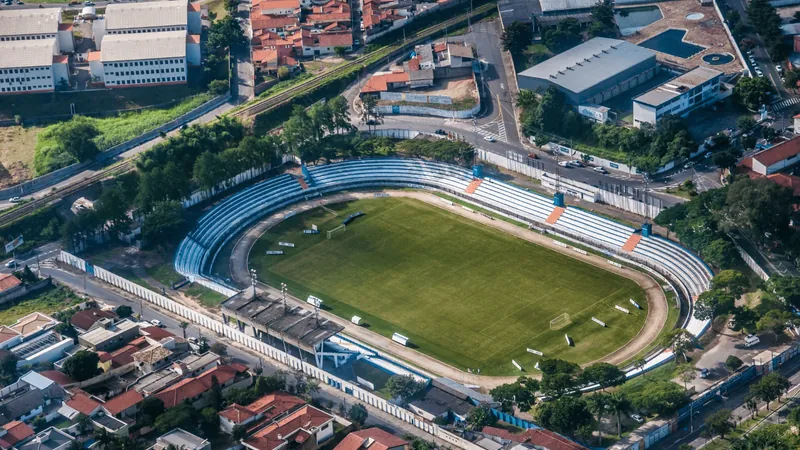 StarCup: Assista ao vivo jogo de grandes nomes do futebol