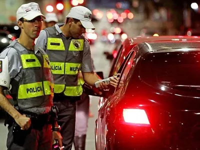 Motoristas reclamam do fechamento de uma faixa no Túnel Santa Bárbara, nesta segunda-feira (7)