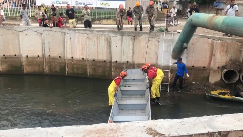 Defesa Civil interdita casas às margens de canal onde idosa caiu na Baixada