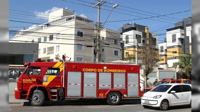 Incêndio atinge dois carros em estacionamento de prédio no Cambuí, em Campinas