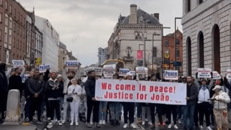 Protesto na Irlanda cobra justiça para filho do prefeito de SJC; veja o vídeo