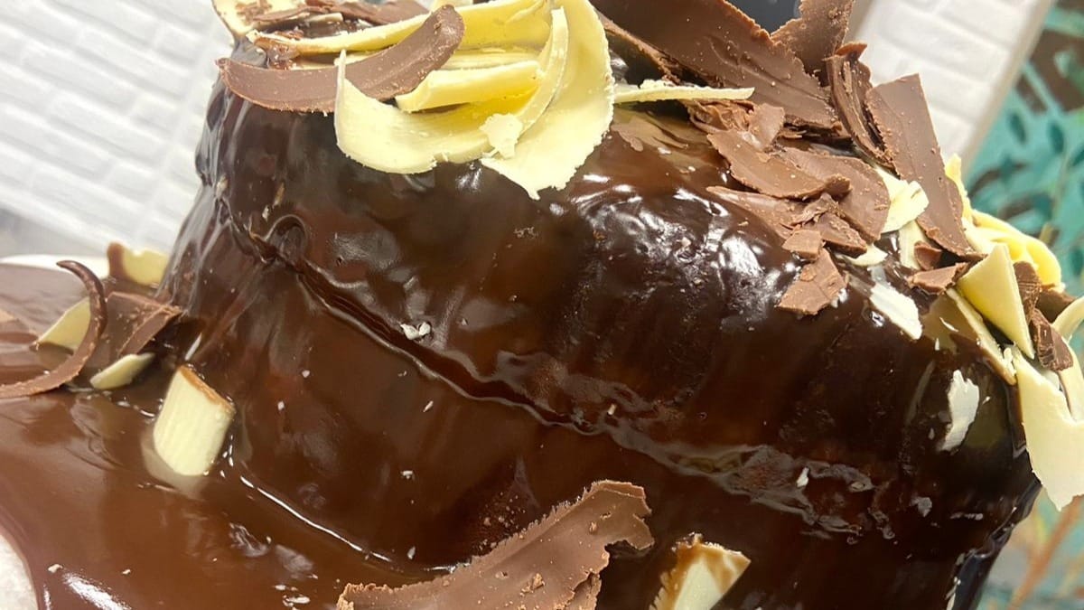 Naked cake de chocolate com ganache | Band Receitas