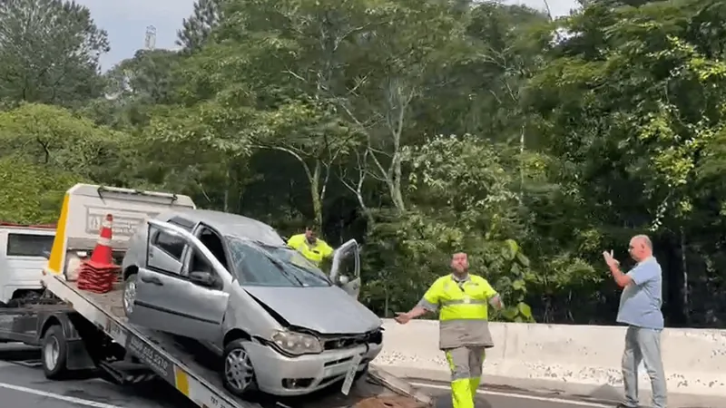 Capotamento na SP 123 afeta trafego em Santo Antônio do Pinhal