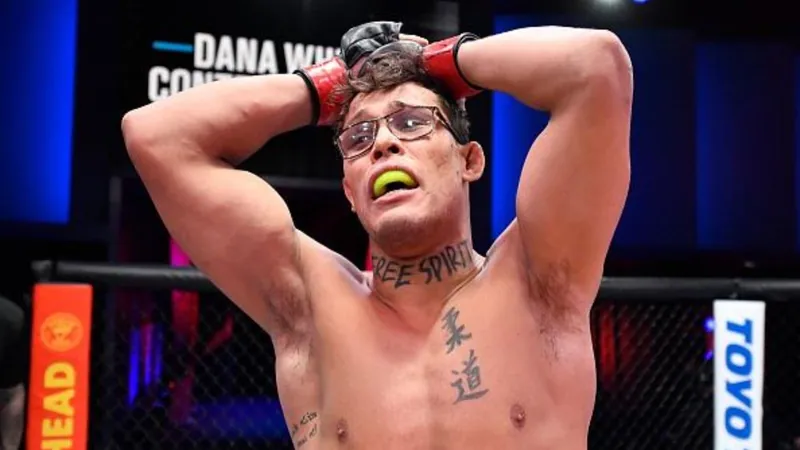 Caio Borralho comemora sua vitória no Dana White's Contender Series