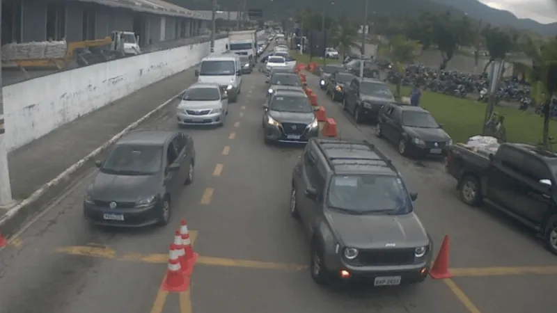 Travessia de Balsas no Litoral Norte volta a operar, mas com fila intensa