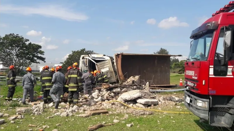 Motorista morre após tombar caminhão no Anel Viário, em Valinhos