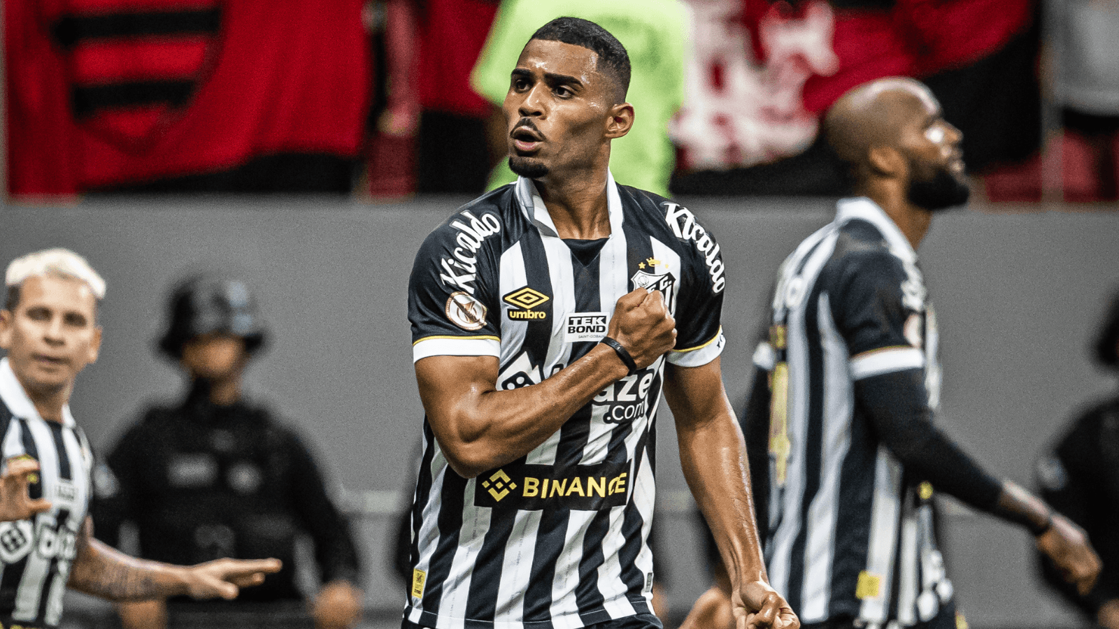 Santos vira sobre o Flamengo em jogo marcado por expulsão de
