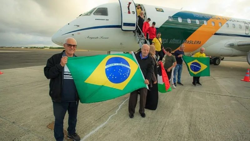 Avião da FAB com 32 repatriados da Cisjordânia chega ao Brasil