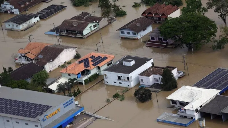 Risco de inundação provoca fechamento de comportas em Santa Catarina