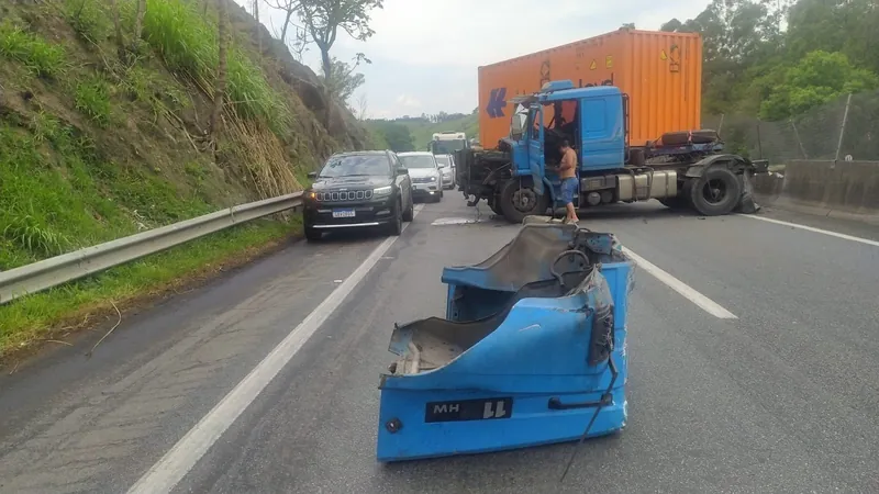 Carreta em L atrapalha transito na Dutra, em Aparecida