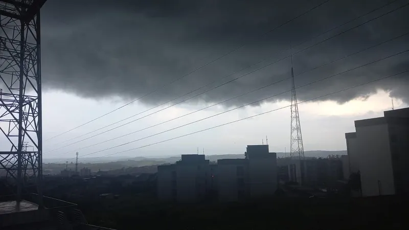 Tempestades e rajadas de vento devem atingir SP no final de semana