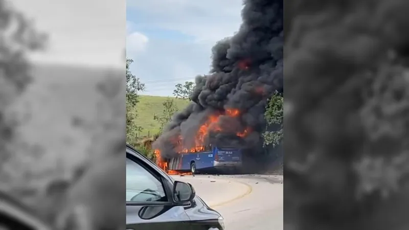 Motociclista morre e ônibus pega fogo em acidente na Nilo Máximo em Jacareí