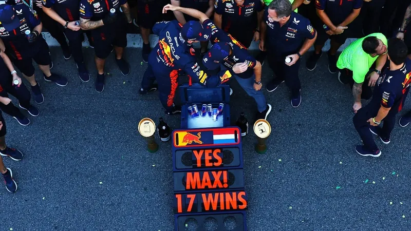 Vitória em SP garante a Verstappen temporada mais dominante da história da F1