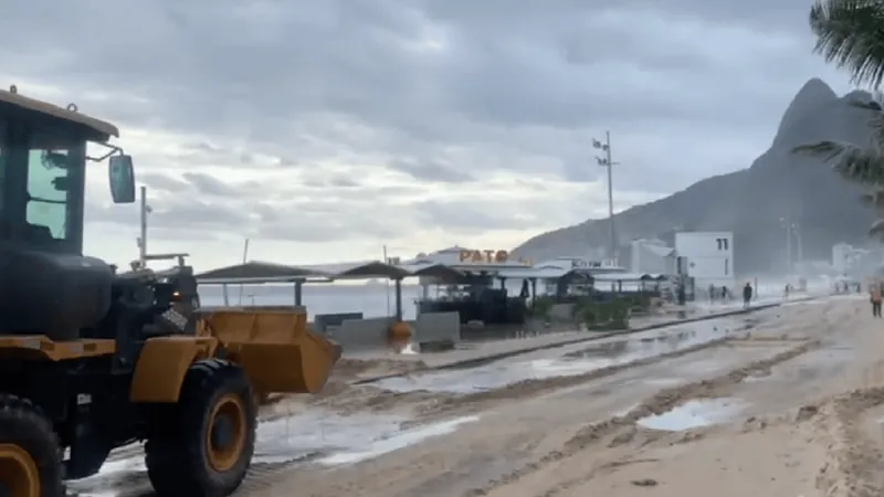 Ressaca atinge praias do Rio e causa estragos na Zona Sul da cidade