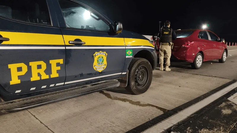 Carro roubado com placas clonadas é recuperado na Dutra em Jacareí