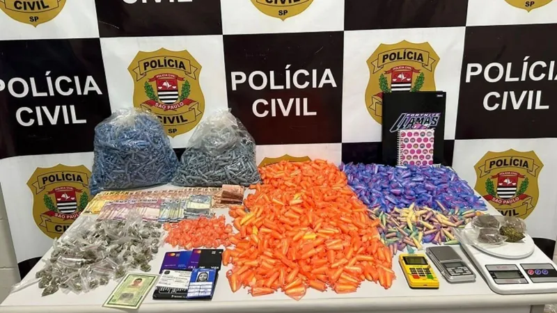 Polícia Civil fecha 'casa bomba' com mais de 1,5 mil porções de drogas em SP