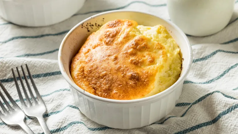 Flan de queijo vai bem com salada e até no lanche; veja preparo da Carole Crema