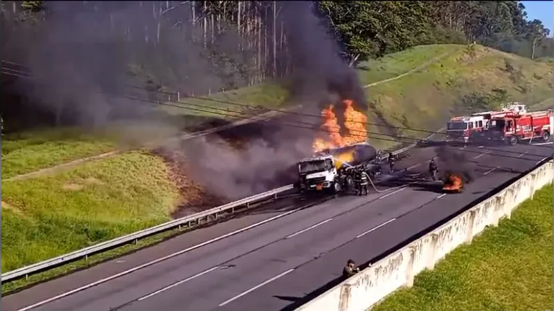 Caminhão-tanque carregado com combustível pega fogo em rodovia de Campinas