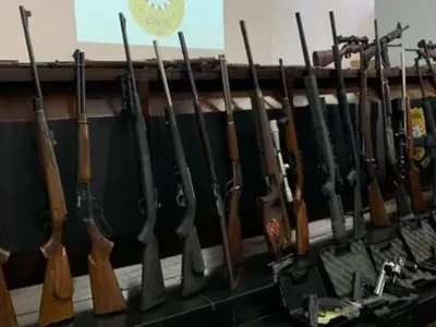 Polícia apreende mais de 100 armas e munições com colecionador em Porto Alegre 
