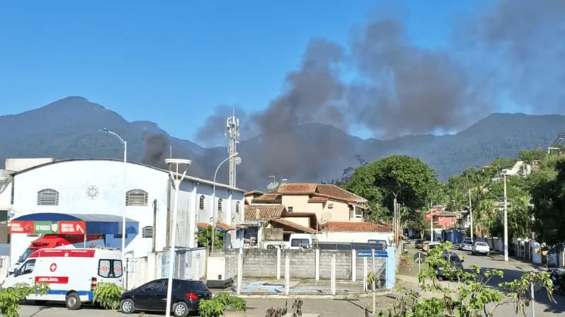 Incêndio atinge supermercado de Ilhabela e fumaça chama atenção de moradores