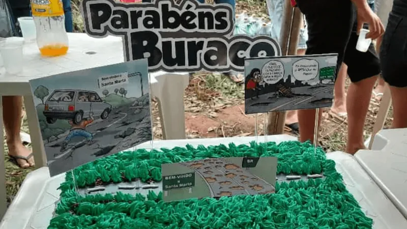 Moradores fazem festa de aniversário para buraco em estrada no Espírito Santo