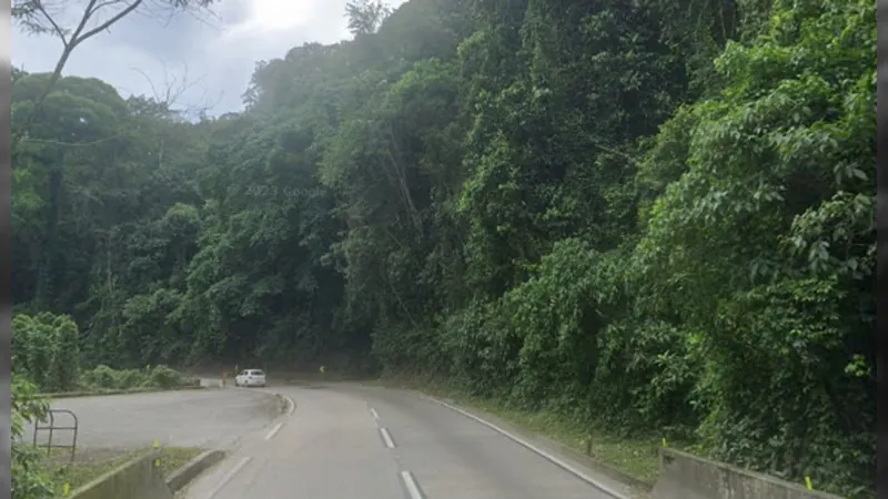 Motoristas dirigem pela BR-040, na Serra de Petrópolis, sem sinalização na pista