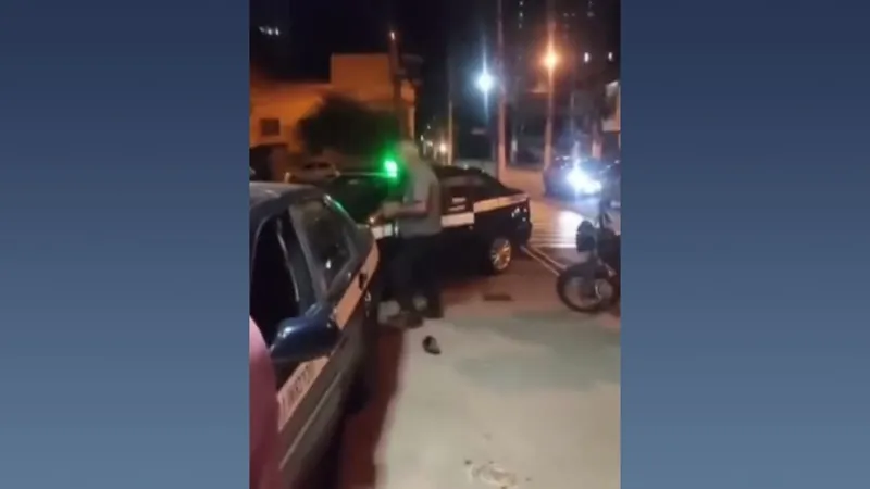 Motoboy quebra retrovisores de táxi após desentendimento de trânsito em Niterói