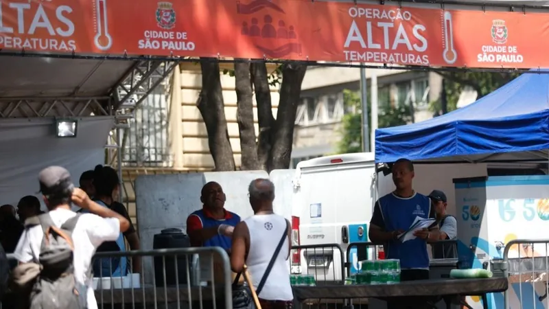 Prefeitura de São Paulo remonta tendas para dias de alta temperatura