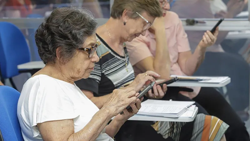 Percentual de idosos que utilizam a Internet chega a 62,1% no Brasil