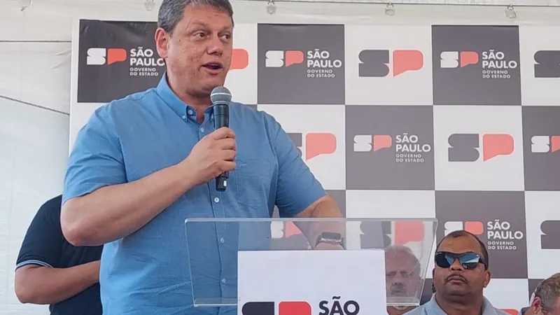 Tarcísio de Freitas fez a entrega de várias moradias