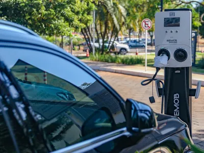 UE aprova imposição de novas tarifas sobre carros elétricos chineses