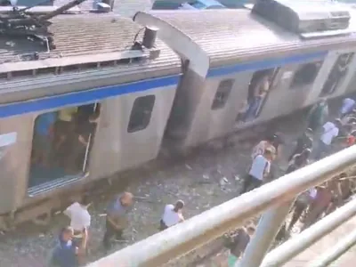 Trem descarrila próximo à estação da Pavuna e passageiros andam pelos trilhos