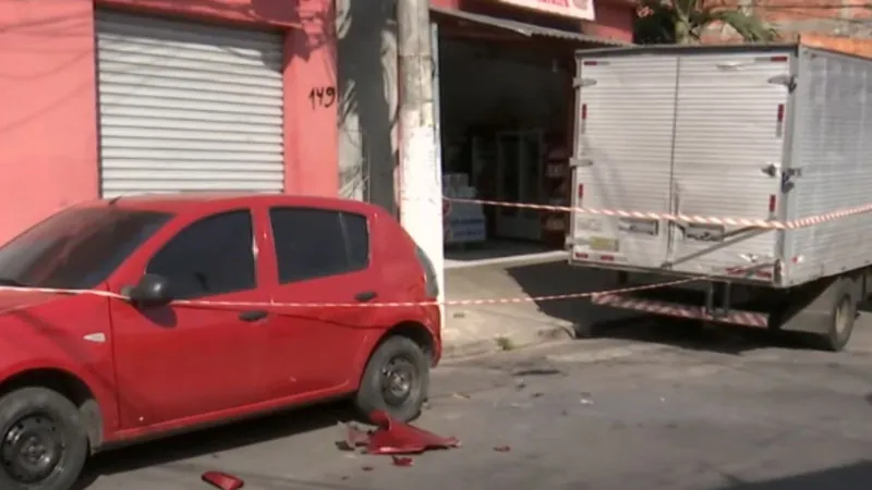 Criminosos roubam casa, trocam tiros com policiais e batem em caminhão em SP