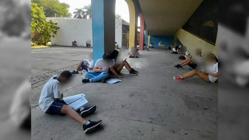 Com onda de calor dos últimos dias no RJ, alunos fazem prova no pátio da escola