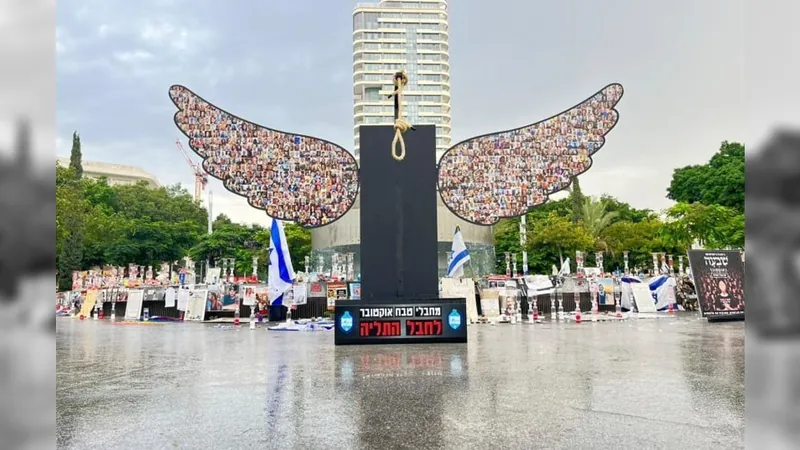 Forca é instalada na praça Dizengoff, em Tel-Aviv