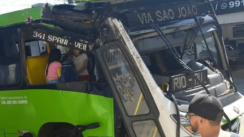 Ônibus bate contra árvore e deixa 5 pessoas feridas em São José dos Campos