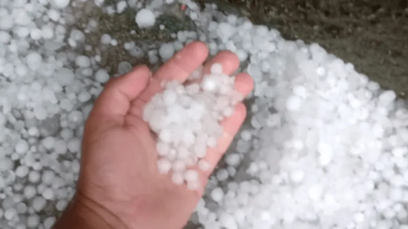 Moradores registram tempestade de granizo em Campos do Jordão