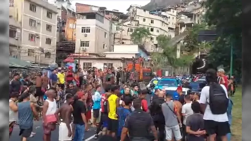 Moradores da Rocinha fazem protesto por problemas no fornecimento de energia