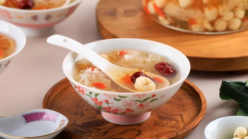 Sopa fria de pêssego é aperitivo saboroso e refrescante para o verão