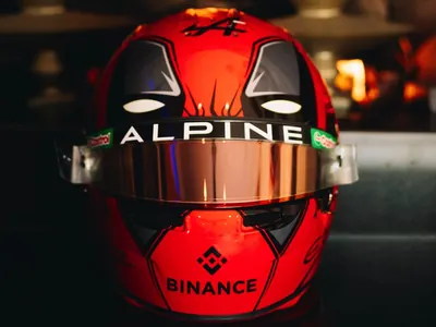 Deadpool, cassinos e roletas: pilotos personalizam capacetes para GP de Vegas